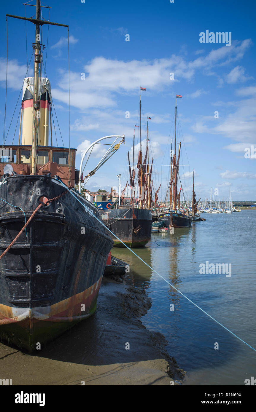 Colorate chiatte a vela ormeggiata a Maldon Essex Foto Stock