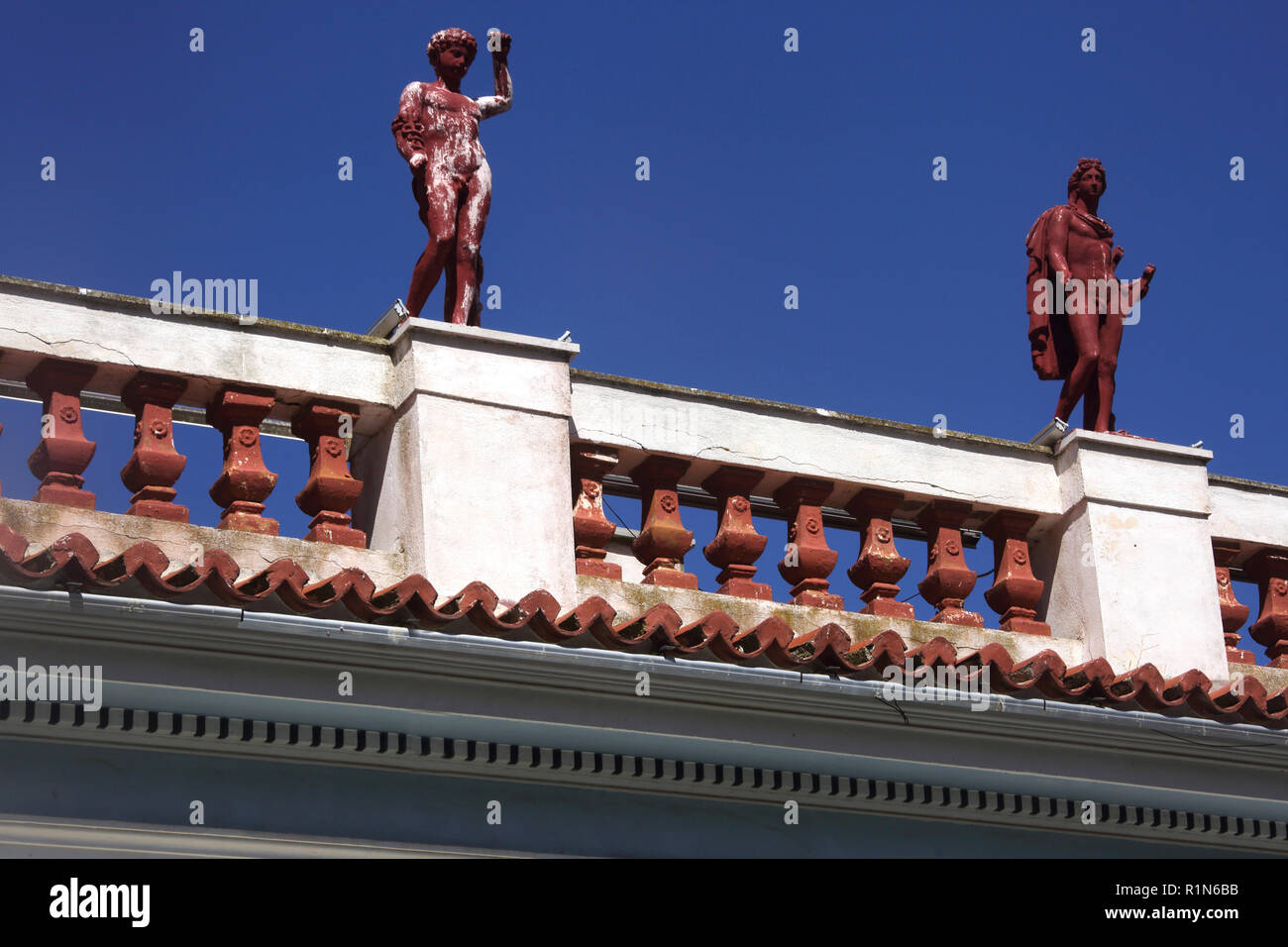 Kea Isola Grecia Ioulidha ex municipio costruito nel 1902 ora Scuola di Musica di statue di argilla di Apollo e Hermes sul tetto Foto Stock