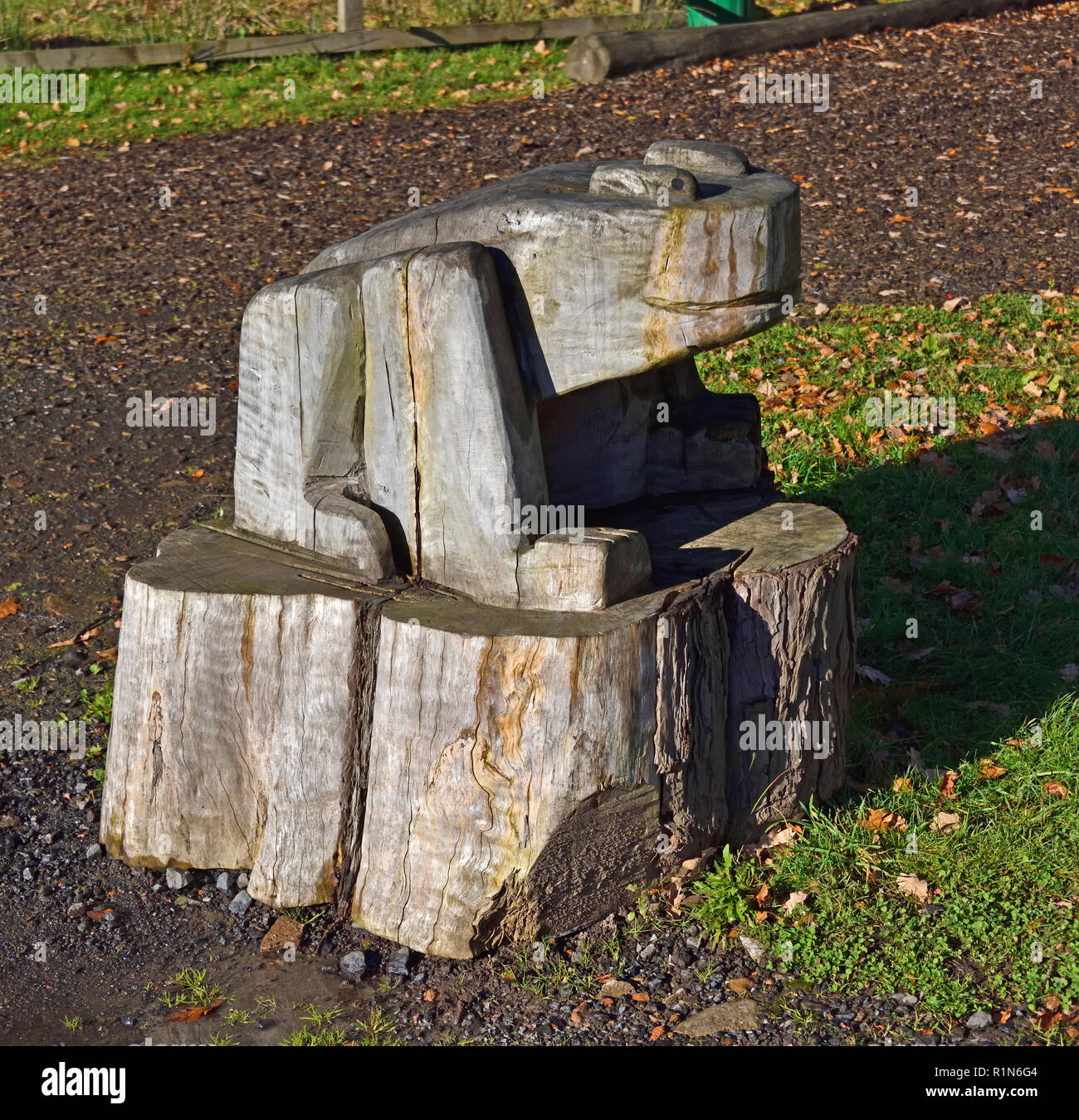 In legno intagliato rana. Boswell's Coach House, Auchinleck station wagon, Ochiltree, East Ayrshire, in Scozia, Regno Unito, Europa. Foto Stock