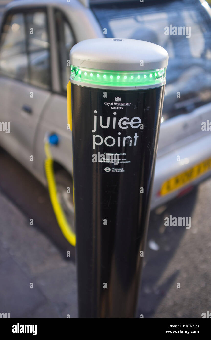 Punto di succo di auto elettriche con stazione di ricarica, Berkeley Square, Londra Foto Stock