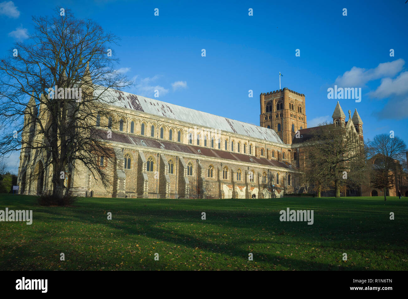 St Albans Cathedral, la cattedrale e la chiesa abbaziale, St Albans, Hertfordshire inondate di luce della sera Foto Stock