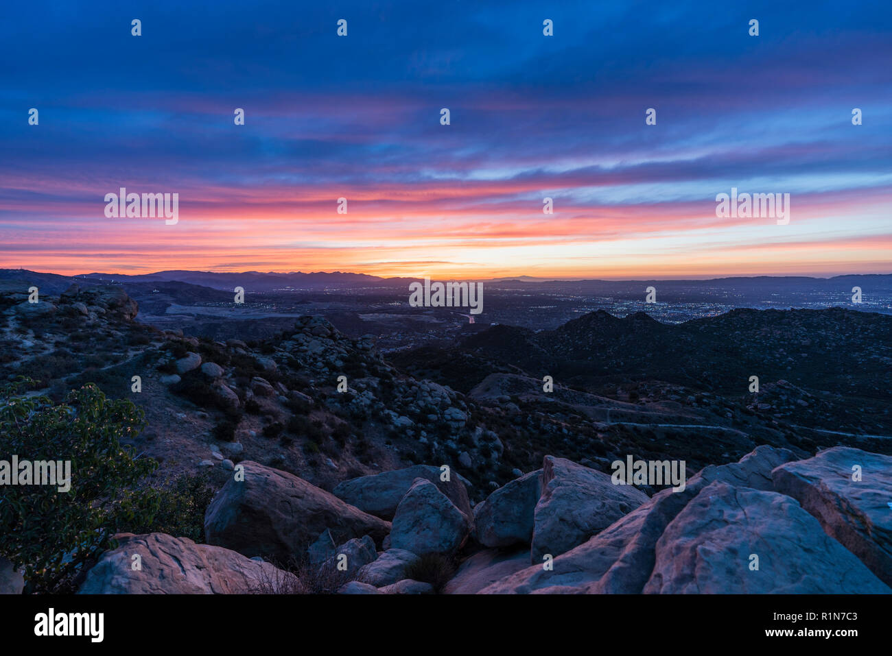 Colorato sunrise vista sopra la valle di San Fernando a Los Angeles in California. Girato dal picco roccioso nel parco la Santa Susana montagne vicino Simi Vall Foto Stock