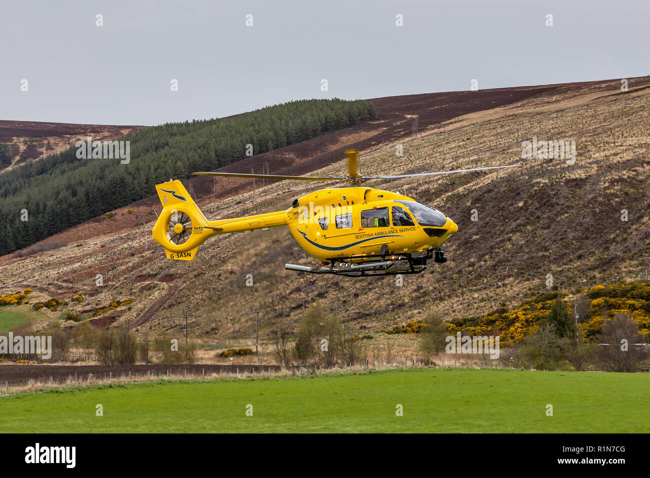 SCOTTISH Air Ambulance - Questa è la base di Inverness Scottish Air Ambulance prendendo il largo con un paziente su Rothes Glen, murene, Scozia. Foto Stock