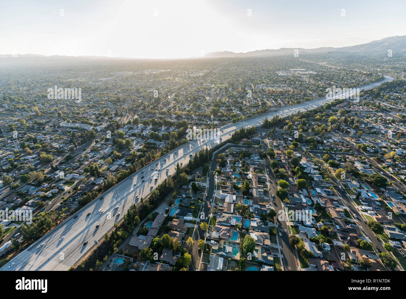 Nel tardo pomeriggio vista aerea al di sopra del percorso 118 freeway nella valle di San Fernando zona di Los Angeles, California. Foto Stock