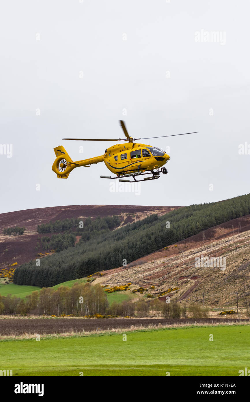 SCOTTISH Air Ambulance - Questa è la base di Inverness Scottish Air Ambulance prendendo il largo con un paziente su Rothes Glen, murene, Scozia. Foto Stock