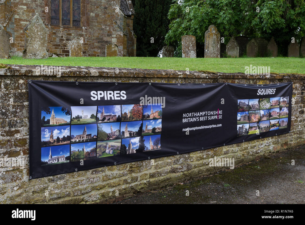 Banner badged guglie e scudieri di promuovere le attrazioni della contea del Northamptonshire. Foto Stock