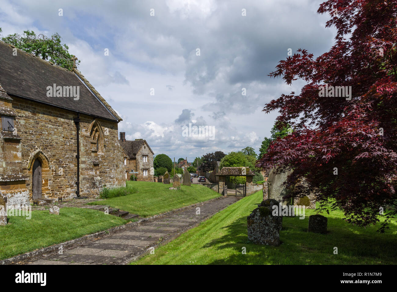 La chiesa di Santa Maria Vergine nel villaggio di Fartingstone, Northamptonshire, Regno unito; gran parte del XIII secolo ma con il XIX secolo il restauro. Foto Stock