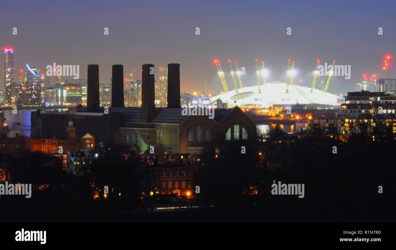 Greenwich Power Station da Greenwich Park a Londra, Inghilterra, con O2 in background. Foto Stock