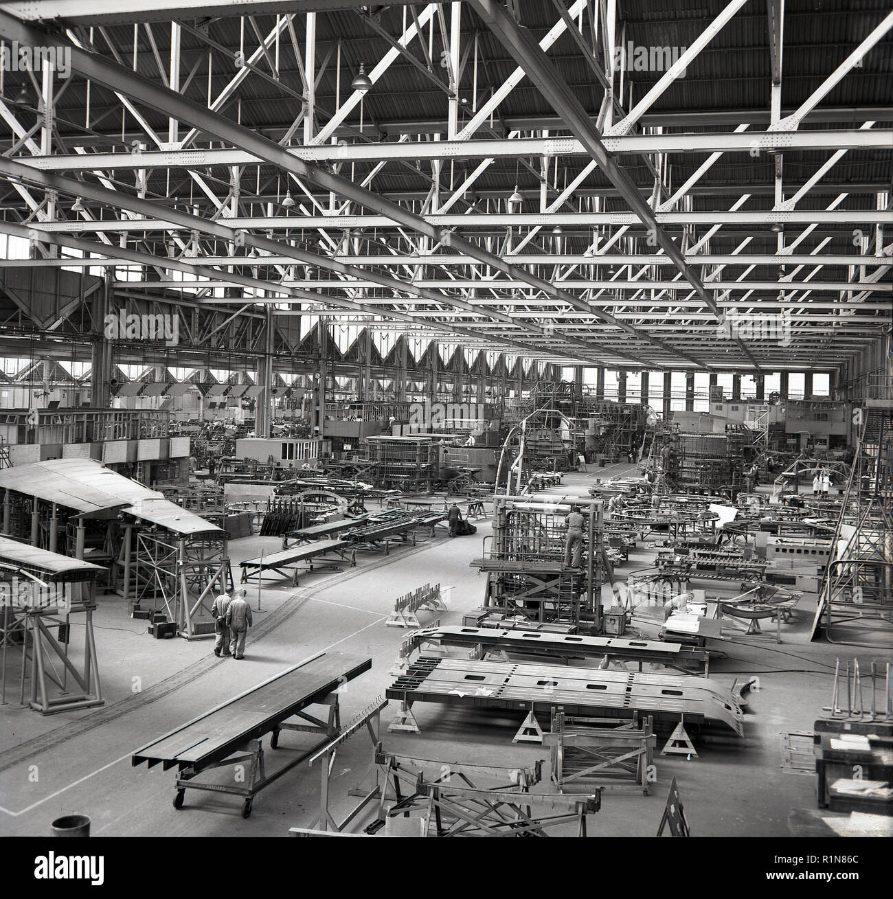 Anni sessanta, aviazione, aeromobili parti che vengono assemblate in un grande hangar, Inghilterra, Regno Unito. Aree di gigante di spazio sono necessari per questo, come un aereo è fatta di molte migliaia di diverse parti o componenti, Foto Stock