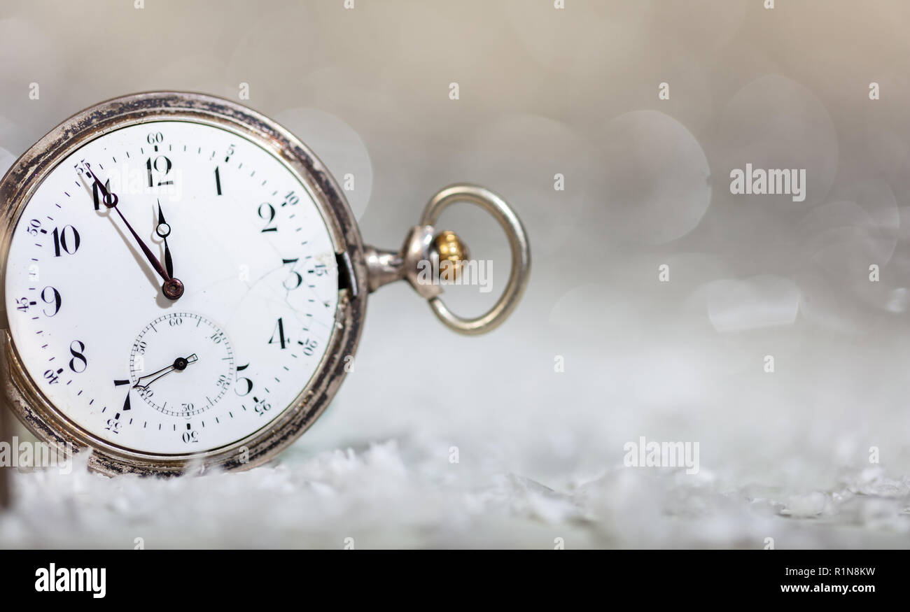 Il veglione di Capodanno il conto alla rovescia. Minuti a mezzanotte su un vecchio orologio da tasca, bokeh sfondo, spazio di copia Foto Stock