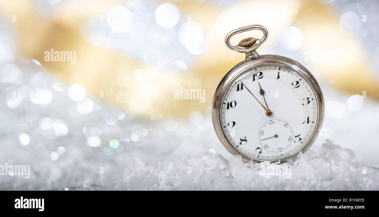 Il veglione di Capodanno il conto alla rovescia. Minuti a mezzanotte su un vecchio orologio da tasca, bokeh sfondo, spazio di copia Foto Stock