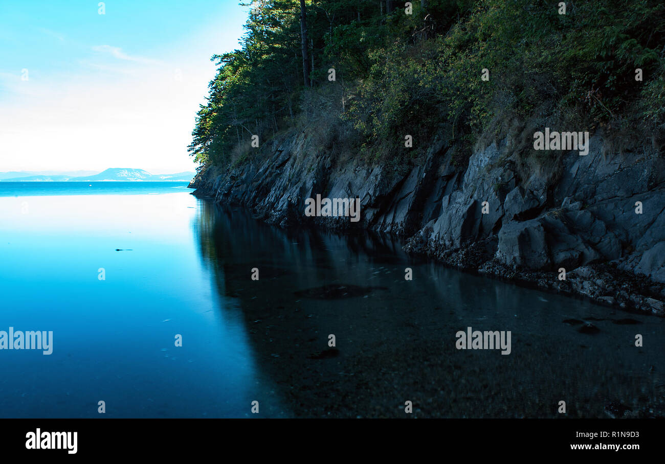 Settembre 2018: Soft tardo pomeriggio autunno luce lungo Watmough Bay, Lopez Island, Washington. Foto Stock