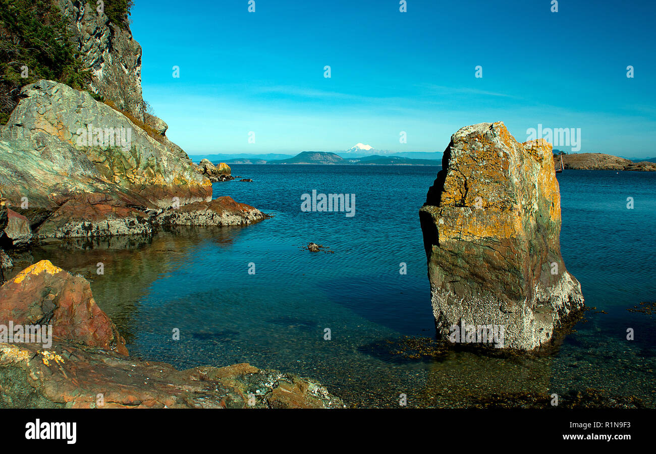 Settembre 2018: Soft tardo pomeriggio autunno luce lungo Watmough Bay, Lopez Island, Washington, Stati Uniti d'America. Foto Stock