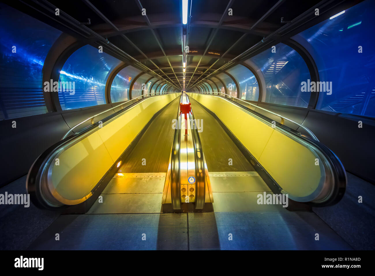 Tunnel, escalator, Messe Düsseldorf, in prospettiva Foto Stock