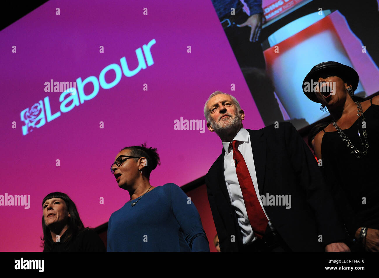 Liverpool, in Inghilterra. 26 Settembre, 2018. Jeremy Corbyn MP, leader del partito laburista si unisce i membri del popolo di Liverpool il coro cantando il P Foto Stock