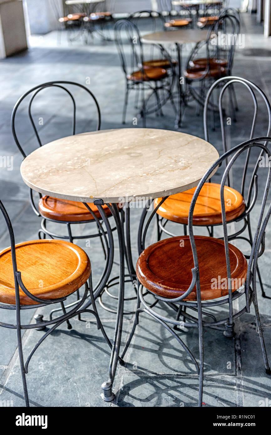Svuotare sidewalk café con tavolo e sedie in ferro battuto Foto Stock