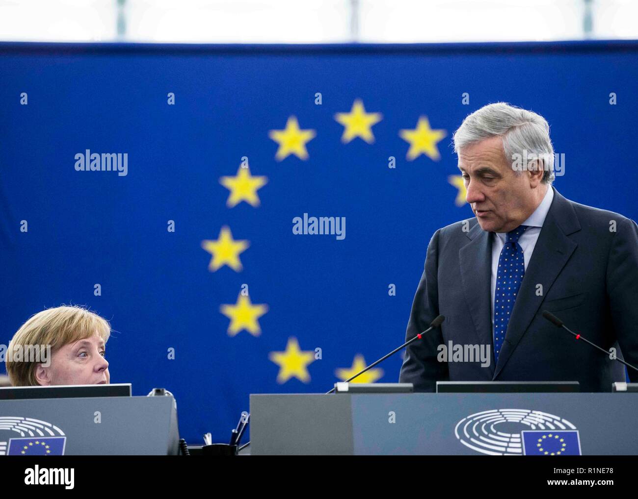 Angela Merkel con il Presidente del Parlamento europeo Antonio Tajani visto durante il dibattito circa il futuro dell'Europa con i membri del Parlamento europeo a Strasburgo, Francia orientale. Foto Stock