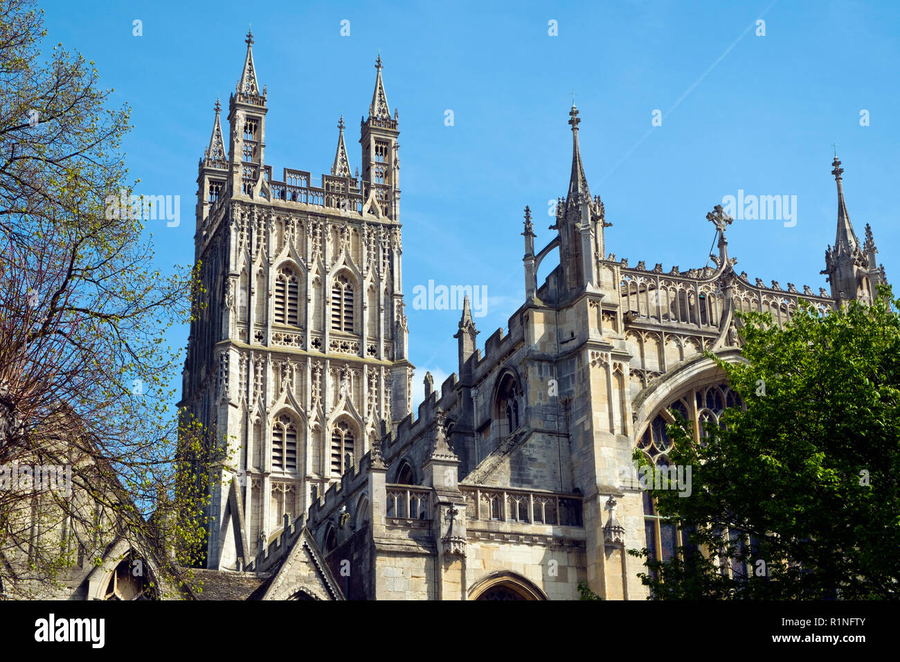 Dettagli architettonici sulla torre della cattedrale di Gloucester in sole primaverile, Gloucestershire, Regno Unito Foto Stock