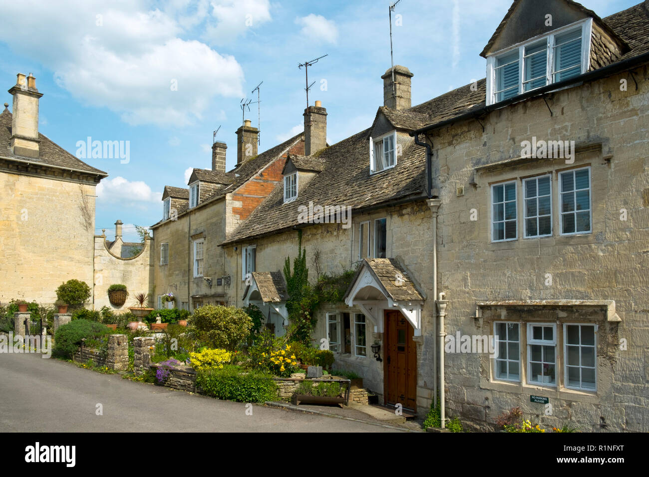 Molti pittoresca vecchia Cotswold case di pietra lungo le strade in Painswick, Gloucestershire, Regno Unito Foto Stock