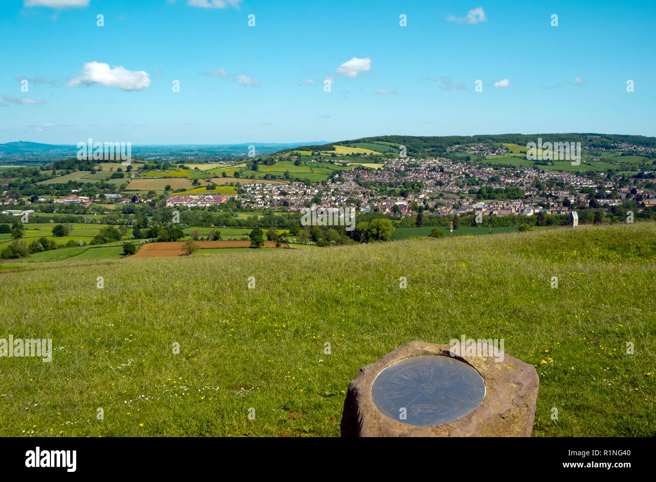 Comune di Selsley, Gloucestershire, Regno Unito - Maggio 2015: tarda primavera sole migliora le ampie vedute panoramiche aveva da Selsley comune sul bordo occidentale del Cotswolds guardando sopra Stroud valli e città. Selsley comune è un 97-acro biologici e geologici siti di particolare interesse scientifico nel Gloucestershire entro il Cotswolds AONB (Area di straordinaria bellezza naturale). Foto Stock