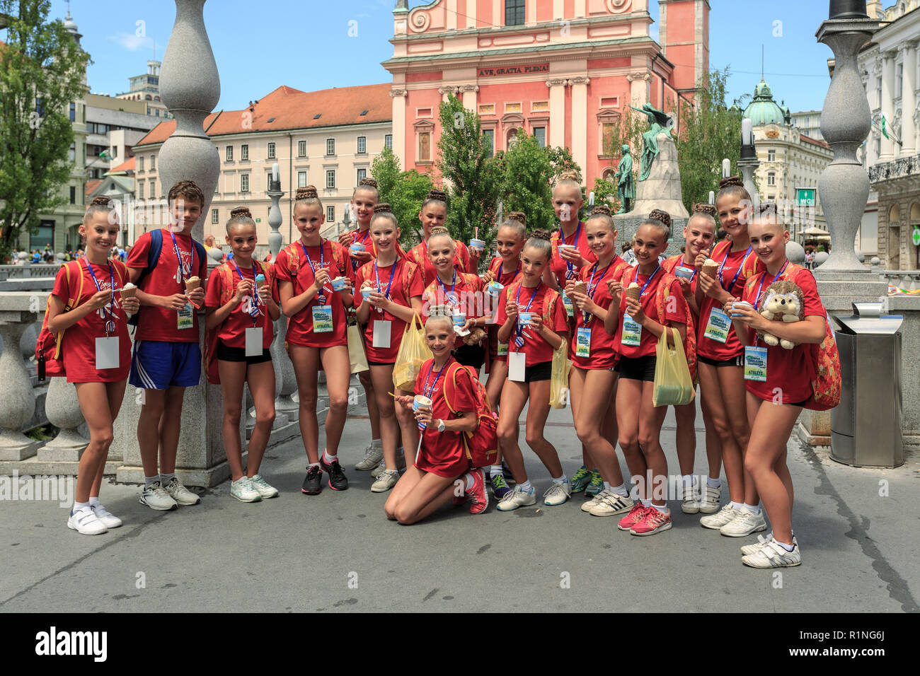LJUBLJANA, Slovenia - 28 giugno 2015: team russo in cheerleading 'grazia " Club " Assol', Mosca, nel centro di Ljubljana Foto Stock