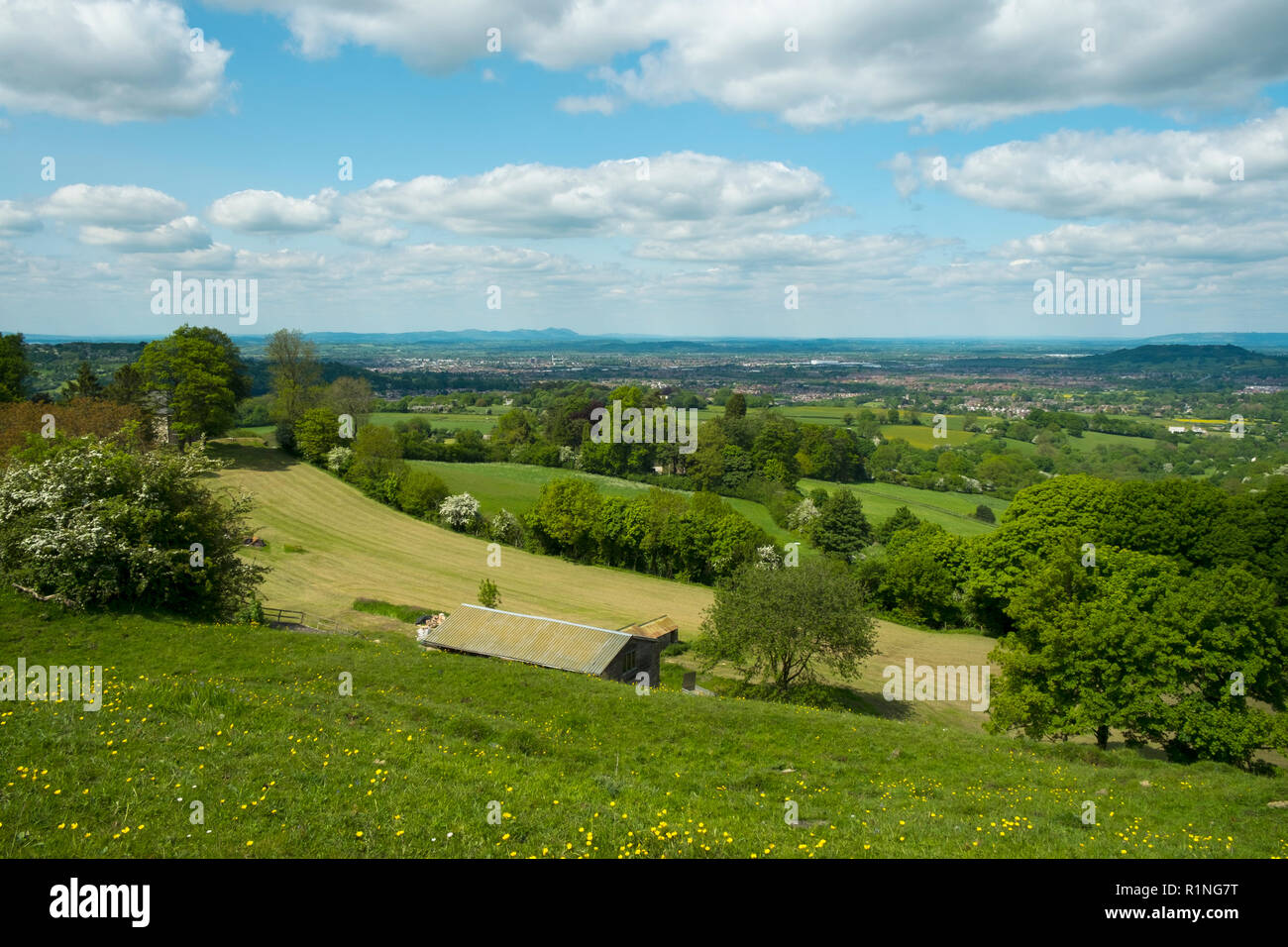 Ampie vedute sopra la città di Gloucester in Severn Vale con il Malvern Hills in distanza. Dalla collina Cud comune sul bordo occidentale del Cotswolds, Gloucestershire, England, Regno Unito Foto Stock