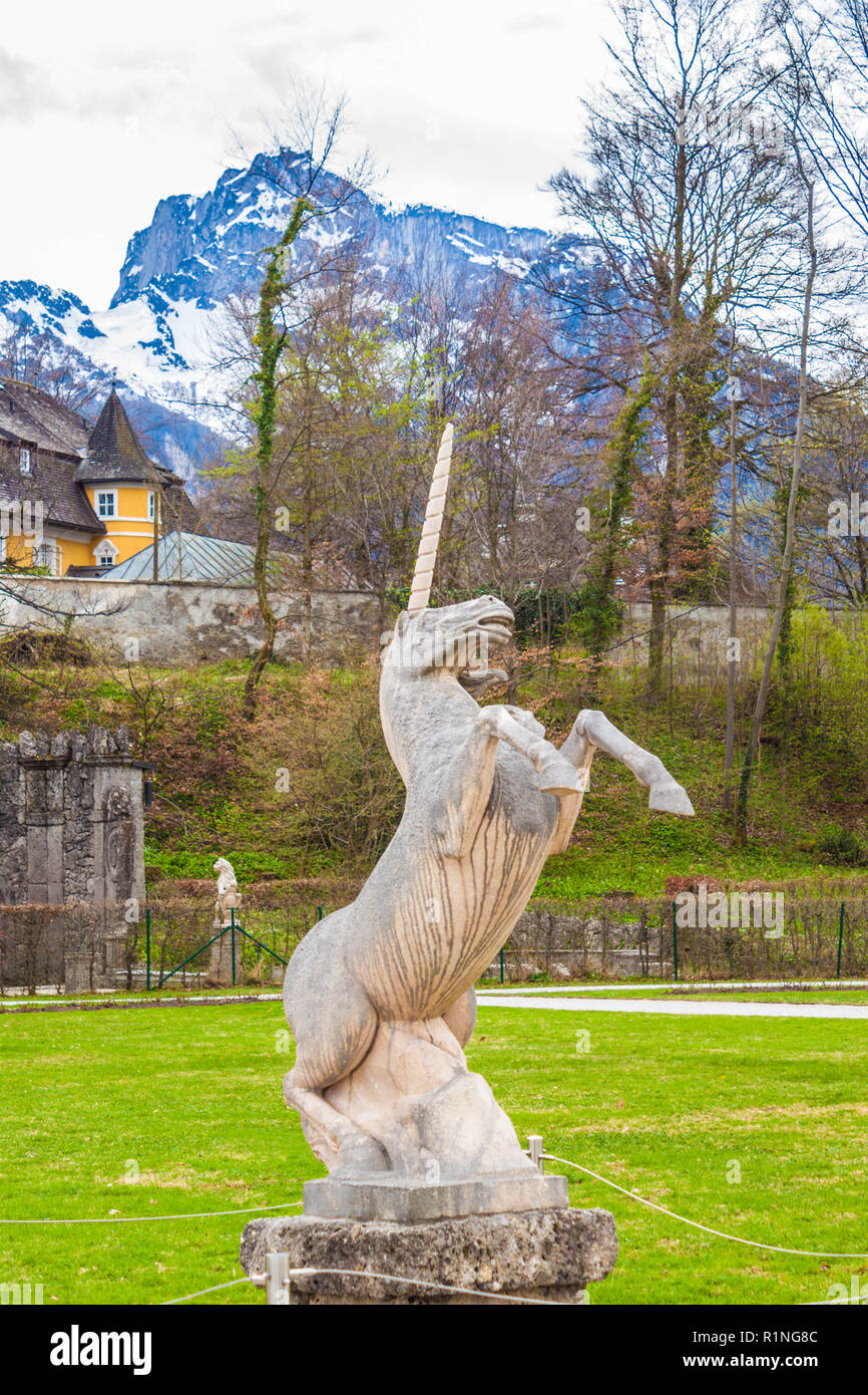 La scultura di unicorno mitologico nel bellissimo parco pubblico di Palazzo Hellbrunn, Salisburgo, Austria. Foto Stock