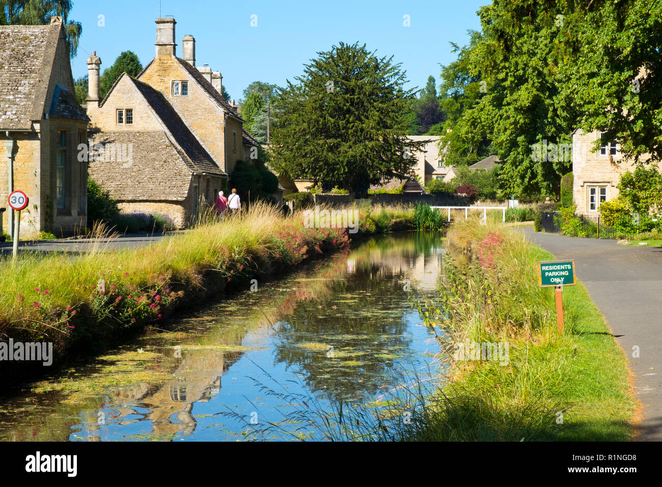 Lower Slaughter, Gloucestershire, Regno Unito - 19 Luglio 2016: sole estivo porta i visitatori al pittoresco villaggio Costwold di Lower Slaughter, Gloucestershire, UK. Il villaggio si trova a cavallo del fiume piccolo occhio e diversi piccoli ponti pedonali e una Ford unire i due lati della comunità. Foto Stock