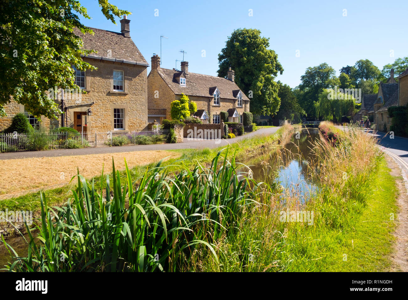 Lower Slaughter, Gloucestershire, Regno Unito - 19 Luglio 2016: sole estivo porta i visitatori al pittoresco villaggio Costwold di Lower Slaughter, Gloucestershire, UK. Il villaggio si trova a cavallo del fiume piccolo occhio e diversi piccoli ponti pedonali e una Ford unire i due lati della comunità. Foto Stock