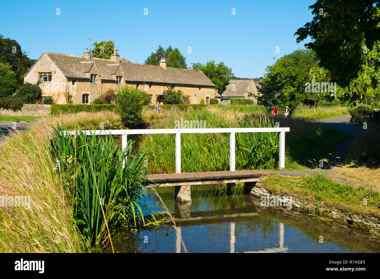 Lower Slaughter, Gloucestershire, Regno Unito - 19 Luglio 2016: sole estivo porta i visitatori al pittoresco villaggio Costwold di Lower Slaughter, Gloucestershire, UK. Il villaggio si trova a cavallo del fiume piccolo occhio e diversi piccoli ponti pedonali e una Ford unire i due lati della comunità. Foto Stock