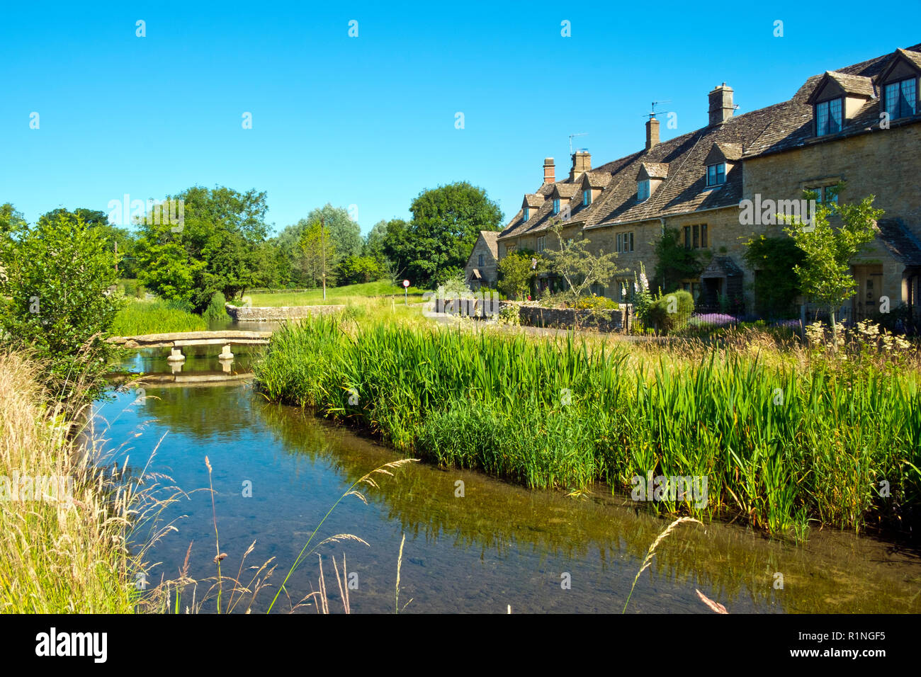 Sole estivo sul ben noto attrazione turistica di abbassare il pittoresco villaggio di macellazione in Cotswolds AONB (Area di straordinaria bellezza naturale) nel Gloucestershire, Regno Unito Foto Stock
