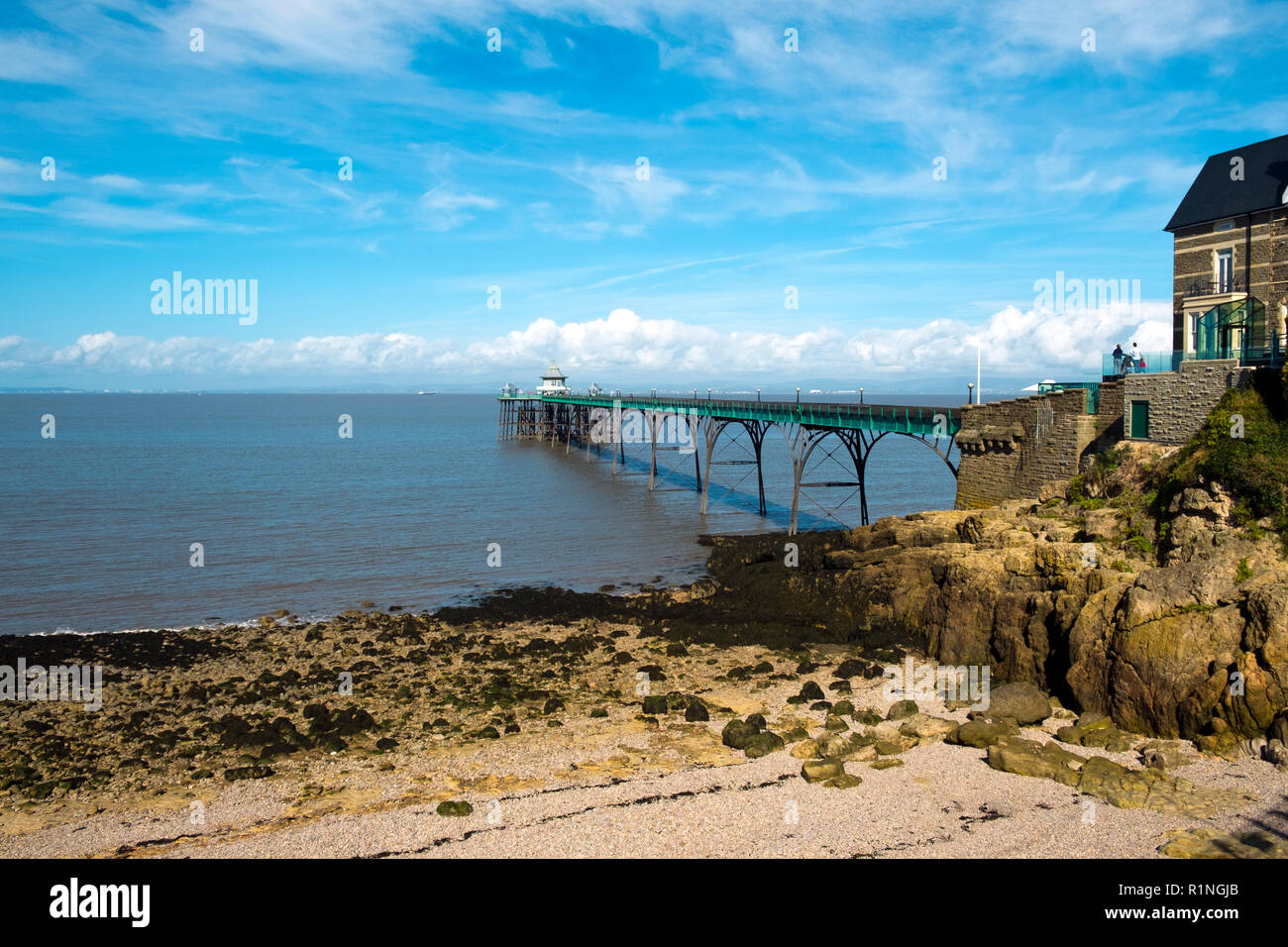 Clevedon, Somerset, Regno Unito - 11 Settembre 2016: tarda estate sole porta i visitatori al centro storico molo vittoriano di Clevedon sul Canale di Bristol, Somerset, Regno Unito. Il molo inaugurato nel 1869 ed è stato un punto di imbarco per il battello a vapore escursioni. Foto Stock