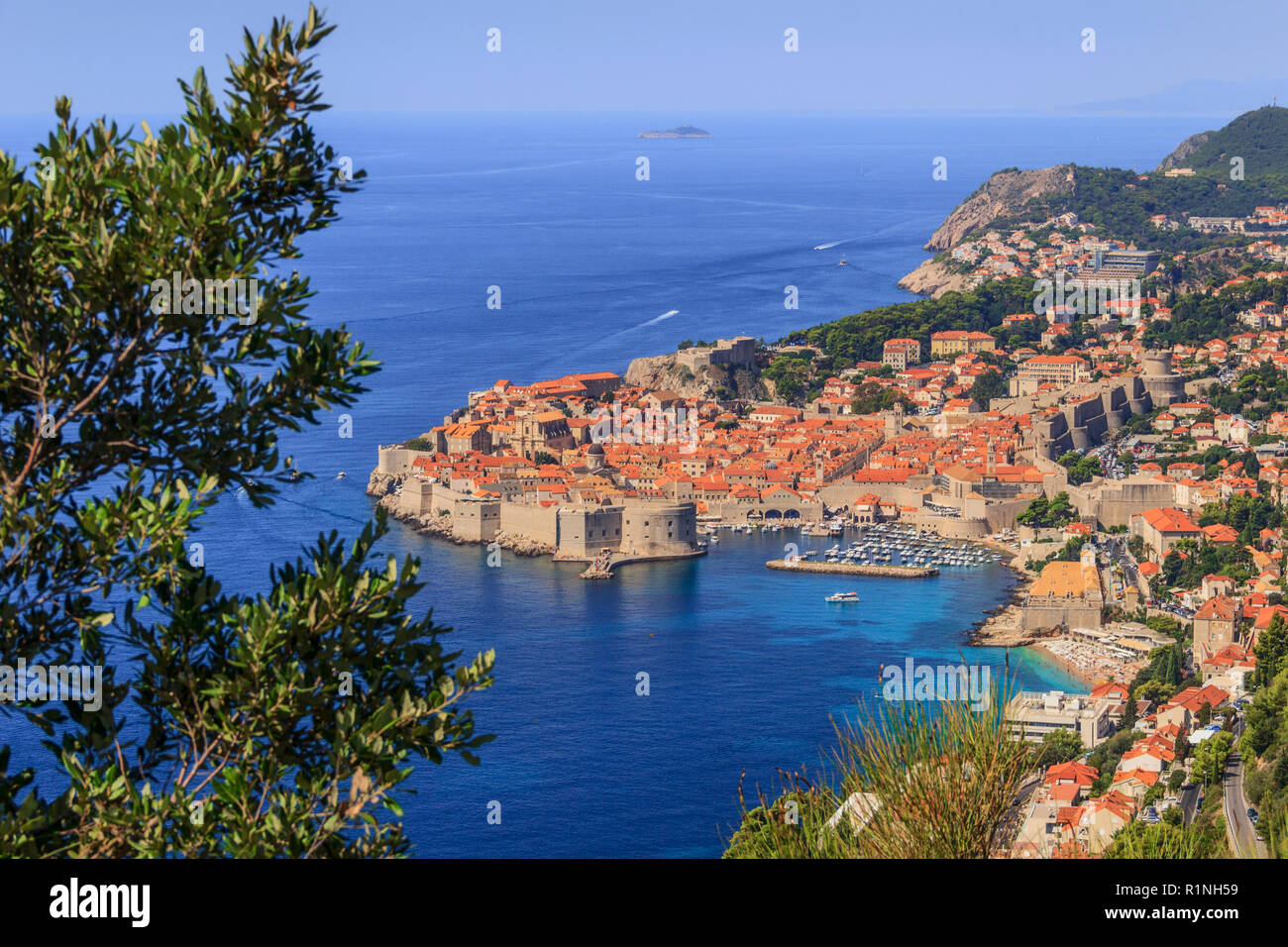 Dubrovnik Città vecchia circondata da mura fortificate al di sopra del mare Adriatico, Croazia. Suggestiva vista sulla città vecchia medievale (Ragusa) e Coa dalmata Foto Stock