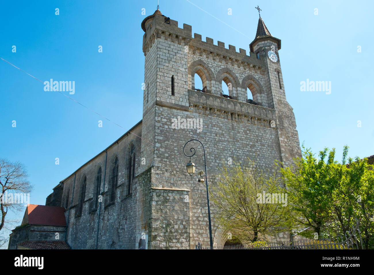 La suggestiva chiesa duecentesca di Saint-André, Monflanquin Lot-et-Garonne, Francia. Questa pittoresca città è un membro di "Les Plus Beaux Villages de France' Association ed è generalmente accettato di essere uno più storicamente intatto esempi di una bastide medievale città. Foto Stock