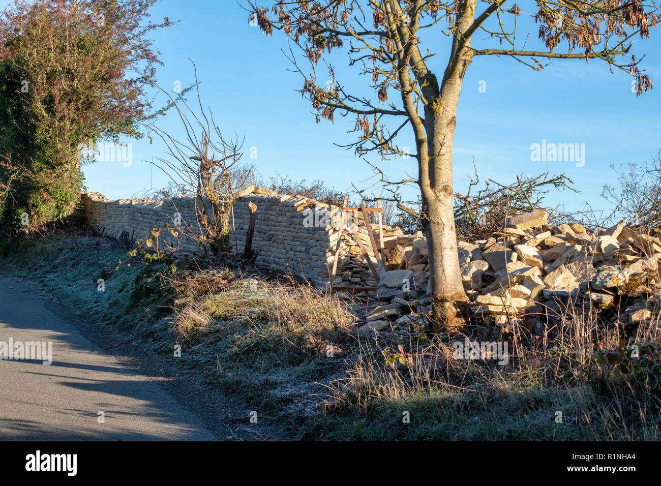 Asciugare la parete in pietra costruito nella campagna di Cotswold. Vicino a Stow on the Wold, Cotswolds, Gloucestershire, Inghilterra Foto Stock