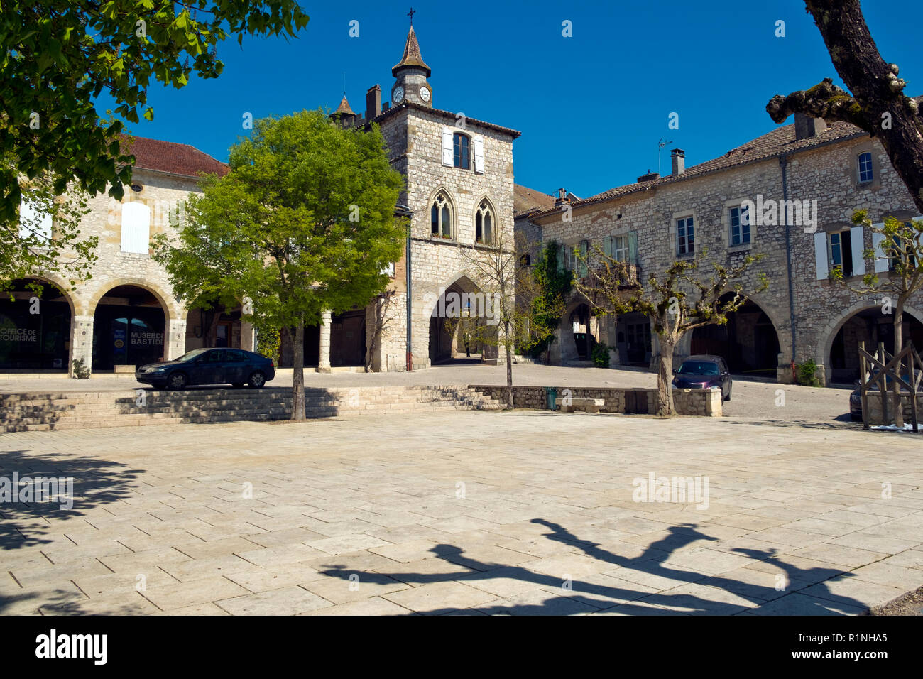 Monflanquin, Francia - 6 Aprile 2017: 'Casa del principe nero' in un angolo dell'idilliaca piazza centrale in Monflanquin Lot-et-Garonne, Francia. Questa pittoresca città è un membro dei più bei villaggi di Francia (Les Plus Beaux Villages de France) associazione ed è pensato per essere uno dei più storicamente intatto esempi di una bastide medievale città. Foto Stock