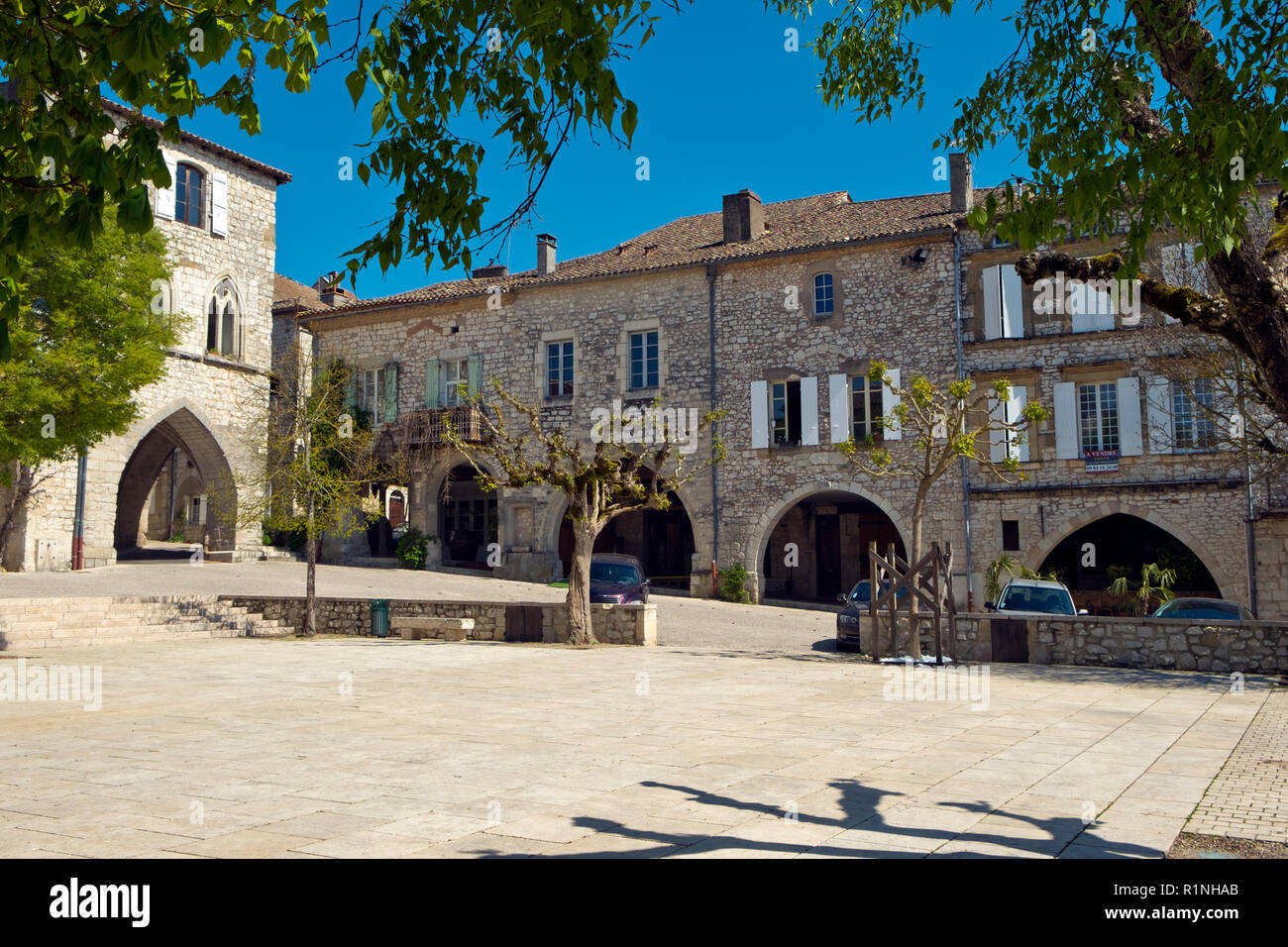 Monflanquin, Francia - 6 Aprile 2017: 'Casa del principe nero' in un angolo dell'idilliaca piazza centrale in Monflanquin Lot-et-Garonne, Francia. Questa pittoresca città è un membro dei più bei villaggi di Francia (Les Plus Beaux Villages de France) associazione ed è pensato per essere uno dei più storicamente intatto esempi di una bastide medievale città. Foto Stock