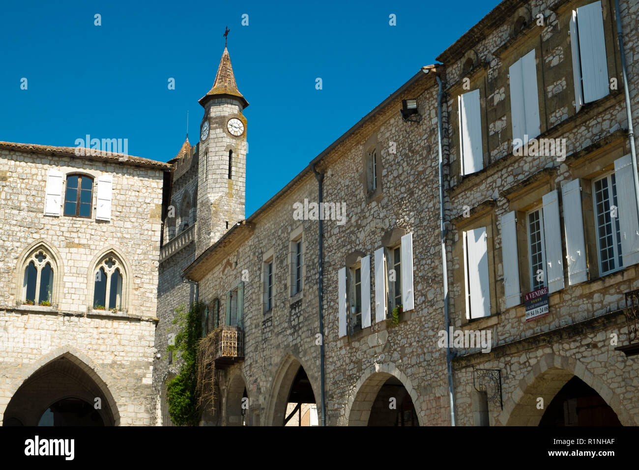 Monflanquin, Francia - 6 Aprile 2017: 'Casa del principe nero' in un angolo dell'idilliaca piazza centrale in Monflanquin Lot-et-Garonne, Francia. Questa pittoresca città è un membro dei più bei villaggi di Francia (Les Plus Beaux Villages de France) associazione ed è pensato per essere uno dei più storicamente intatto esempi di una bastide medievale città. Foto Stock