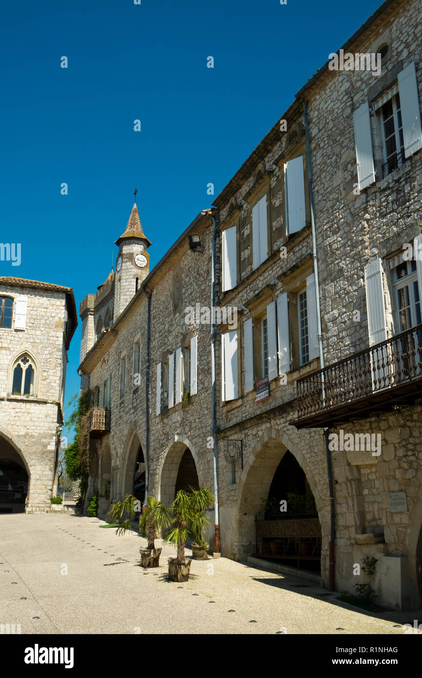 Monflanquin, Francia - 6 Aprile 2017: un pittoresco angolo dell'idilliaca piazza centrale in Monflanquin Lot-et-Garonne, Francia. Monflanquin è un membro dei più bei villaggi di Francia (Les Plus Beaux Villages de France) associazione ed è pensato per essere uno dei più storicamente intatto esempi di una bastide medievale città. Foto Stock