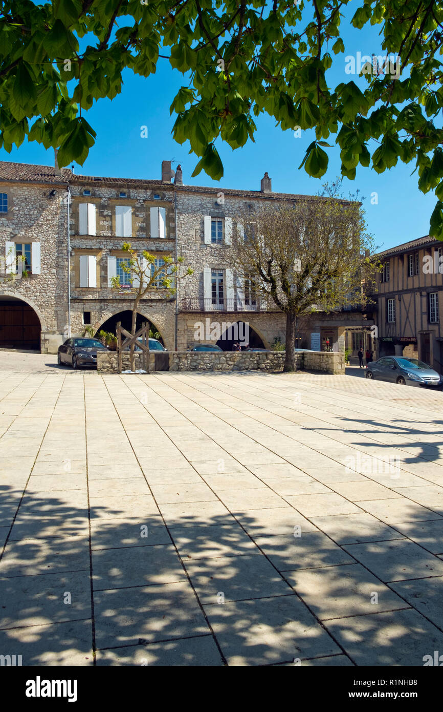 Monflanquin, Francia - 6 Aprile 2017: architettura storica del 'Place des Arcades' centrale piazza Monflanquin Lot-et-Garonne, Francia. Questa pittoresca città è un membro dei più bei villaggi di Francia (Les Plus Beaux Villages de France) associazione ed è pensato per essere uno dei più storicamente intatto esempi di una bastide medievale città. Foto Stock