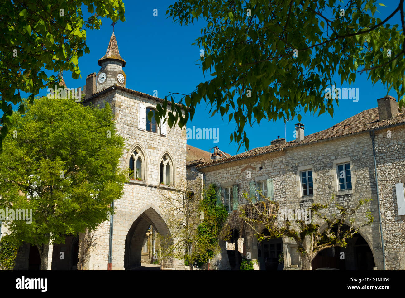 Il 'Place des Arcades', la piazza centrale nel Monflanquin Lot-et-Garonne, Francia. Questa pittoresca città è un membro di "Les Plus Beaux Villages de France' Association ed è generalmente accettato di essere uno più storicamente intatto esempi di una bastide medievale città. Foto Stock