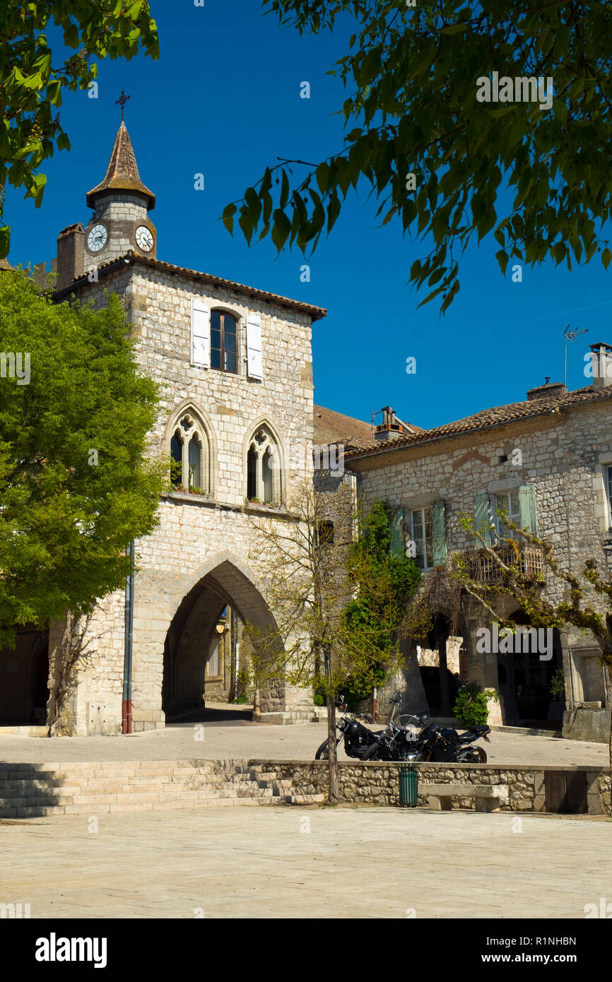 Il 'Place des Arcades', la piazza centrale nel Monflanquin Lot-et-Garonne, Francia. Questa pittoresca città è un membro di "Les Plus Beaux Villages de France' Association ed è generalmente accettato di essere uno più storicamente intatto esempi di una bastide medievale città. Foto Stock