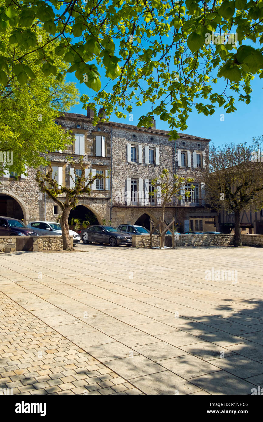 Monflanquin, Francia - 6th aprile 2017: La Place des Arcades, piazza centrale di Monflanquin, Lot-et-Garonne, Francia. Questa pittoresca cittadina è membro dell'associazione 'Les Plus Beaux Villages de France' ed è generalmente concordata per essere uno degli esempi storicamente più intatti di una città medievale della bassa marea. Foto Stock