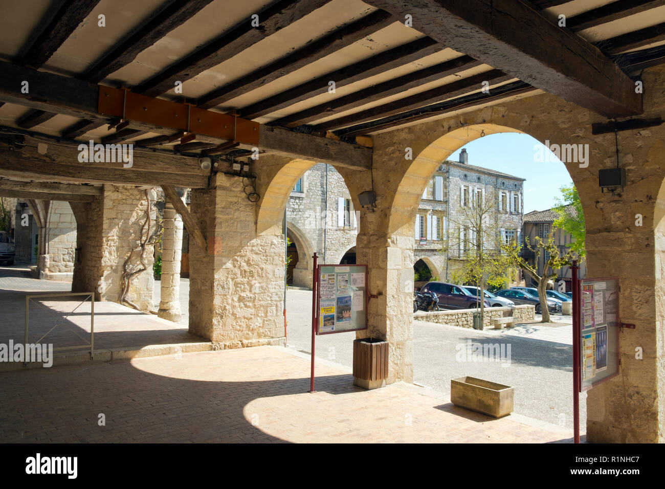 Monflanquin, Francia - 6 Aprile 2017: sotto i portici di Place des Arcades' centrale piazza Monflanquin Lot-et-Garonne, Francia. Questa pittoresca città è un membro dei più bei villaggi di Francia (Les Plus Beaux Villages de France) associazione ed è pensato per essere uno dei più storicamente intatto esempi di una bastide medievale città. Foto Stock