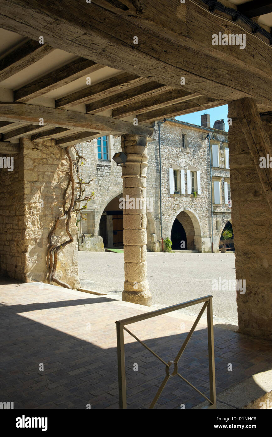 Il 'Place des Arcades', la piazza centrale nel Monflanquin Lot-et-Garonne, Francia. Questa pittoresca città è un membro di "Les Plus Beaux Villages de France' Association ed è generalmente accettato di essere uno più storicamente intatto esempi di una bastide medievale città. Foto Stock