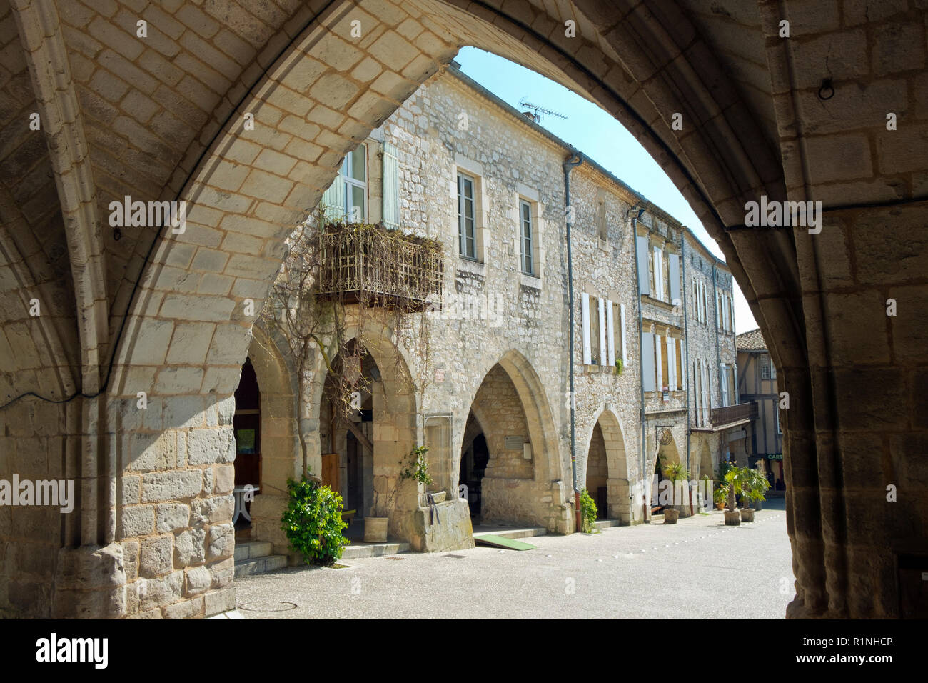 Il 'Place des Arcades', la piazza centrale nel Monflanquin Lot-et-Garonne, Francia. Questa pittoresca città è un membro di "Les Plus Beaux Villages de France' Association ed è generalmente accettato di essere uno più storicamente intatto esempi di una bastide medievale città. Foto Stock
