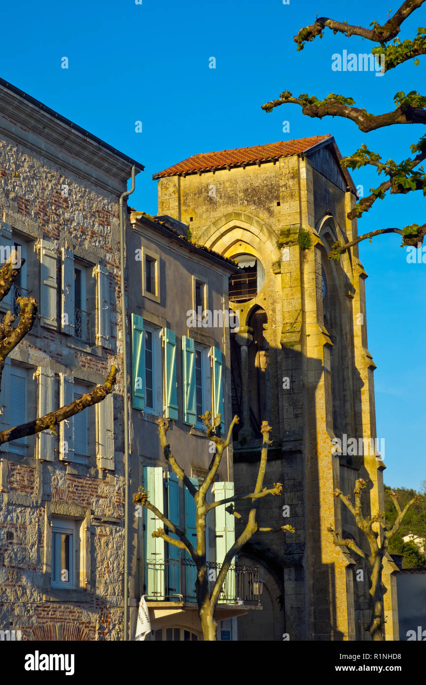 Strade strette e pittoresca architettura nella storica cittadina medievale di penne d'Agenaise su una collina sopra il fiume Lot, Lot-et-Garonne, Francia. Foto Stock