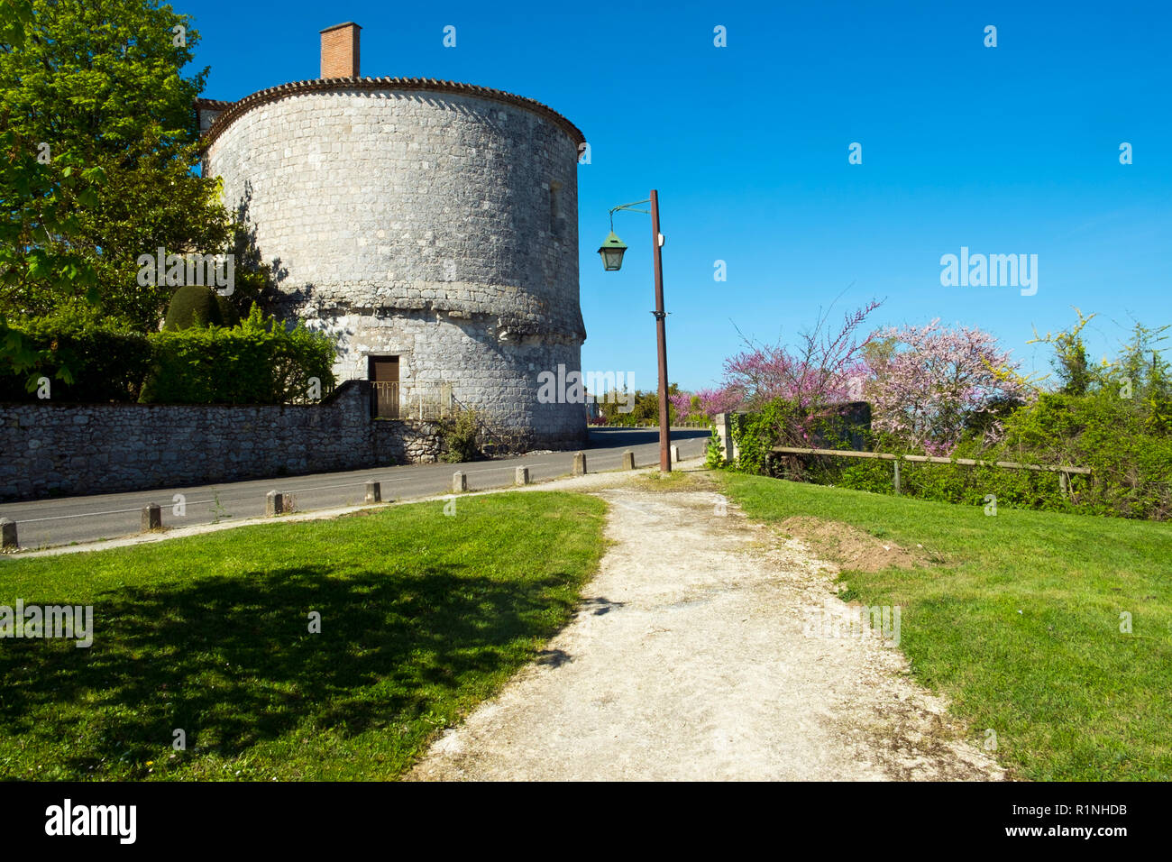 Architettura storica a Pujols, Lot-et-Garonne, Francia. Questo storico villaggio fortificato di Rocca è ora un membro del "Les Plus Beaux Villages de France' Association. Foto Stock