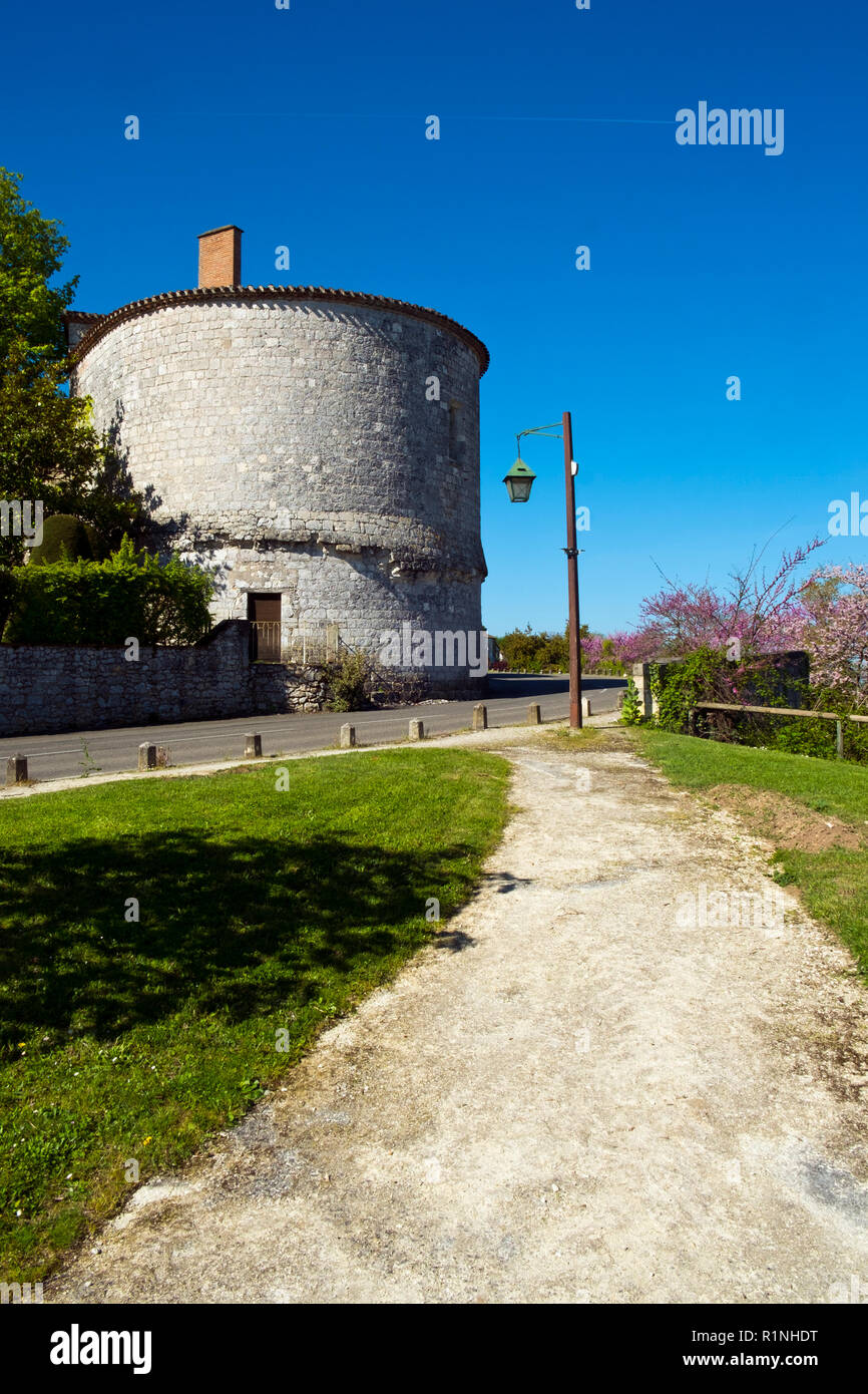 Architettura storica a Pujols, Lot-et-Garonne, Francia. Questo storico villaggio fortificato di Rocca è ora un membro del "Les Plus Beaux Villages de France' Association. Foto Stock