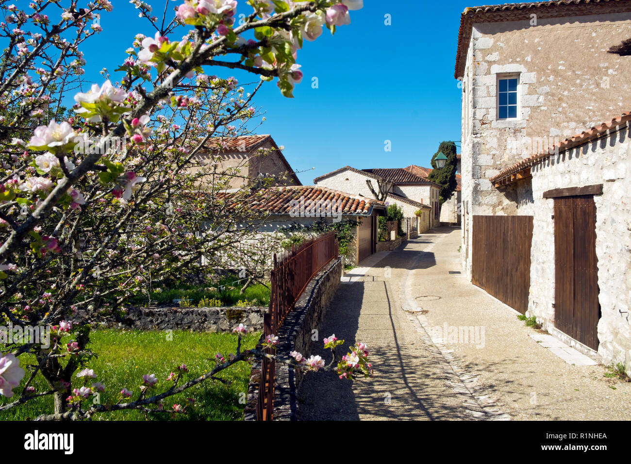 Un tranquillo angolo pittoresco a Pujols, Lot-et-Garonne, Francia. Questo storico villaggio fortificato di Rocca è ora un membro del "Les Plus Beaux Villages de France' Association. Foto Stock